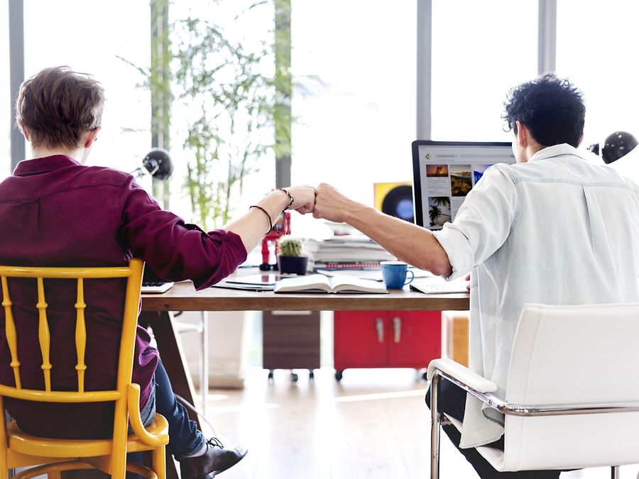 TA und seine Kunden: Zwei Männer geben sich einen fist bump